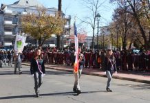 🇨🇱 Nuestro establecimiento se hizo presente en el tradicional desfile conmemorativo del 21 de Mayo, realizado en la Plaza de Armas de Los Ángeles, instancia en la que estudiantes, docentes y funcionarios participaron con gran compromiso y respeto, rindiendo homenaje a las Glorias Navales de Chile.