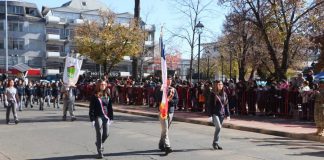 🇨🇱 Nuestro establecimiento se hizo presente en el tradicional desfile conmemorativo del 21 de Mayo, realizado en la Plaza de Armas de Los Ángeles, instancia en la que estudiantes, docentes y funcionarios participaron con gran compromiso y respeto, rindiendo homenaje a las Glorias Navales de Chile.